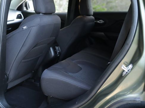 Used 2019 Jeep Cherokee Latitude w/ Popular Appearance Group FWD image 23