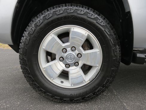 Used 2004 Toyota 4Runner SR5 RWD image 9
