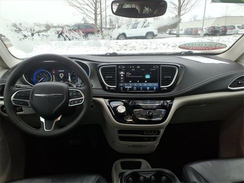 Used 2022 Chrysler Pacifica Touring-L image 11