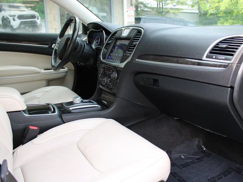 Used 2018 Chrysler 300 Limited RWD image 19
