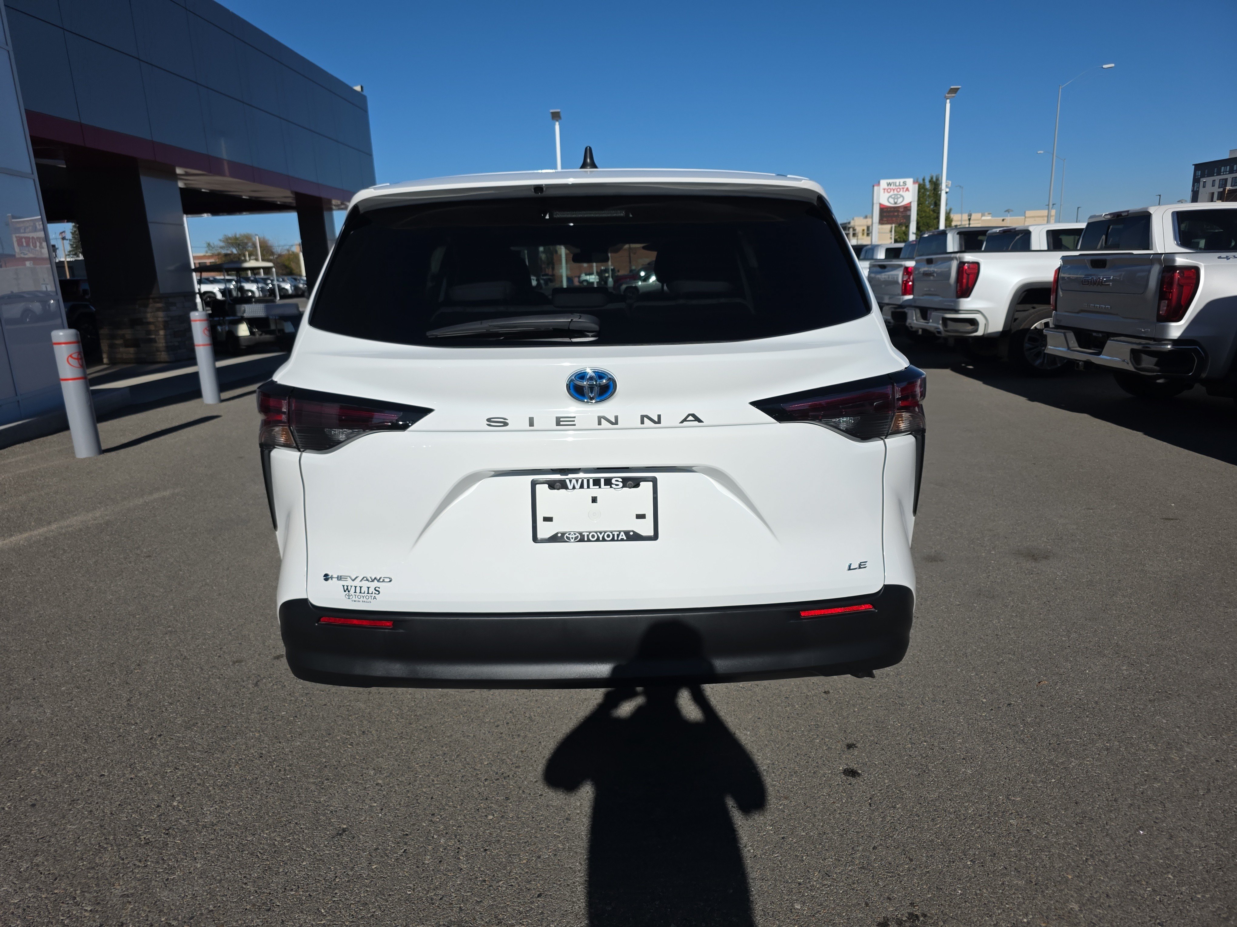 Used 2025 Toyota Sienna LE AWD/4WD image 7
