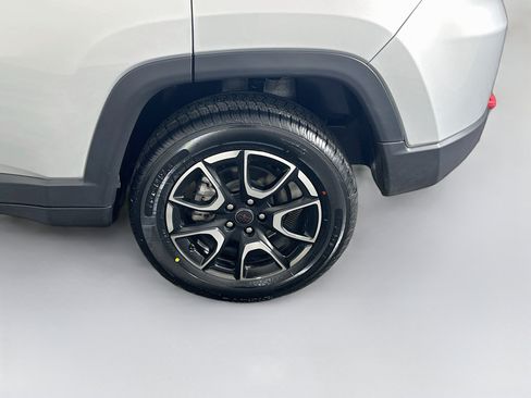 Used 2025 Jeep Compass Trailhawk AWD/4WD image 11