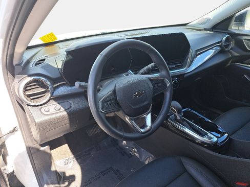 Used 2025 Chevrolet Trax ACTIV w/ Sunroof Package FWD image 16