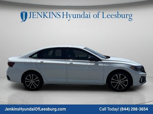 Used 2024 Volkswagen Jetta Sport FWD image 3