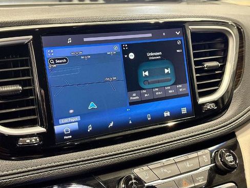 Used 2023 Chrysler Pacifica Limited image 9