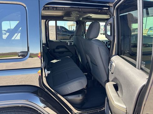 Used 2025 Jeep Wrangler Unlimited Sahara AWD/4WD image 18