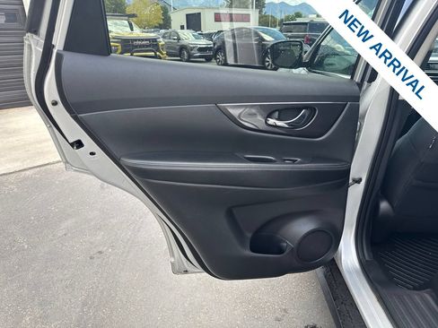 Used 2018 Nissan Rogue SV AWD/4WD image 15