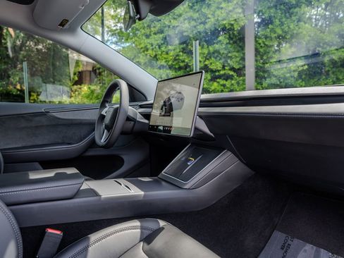 Used 2026 Tesla Model Y AWD image 21