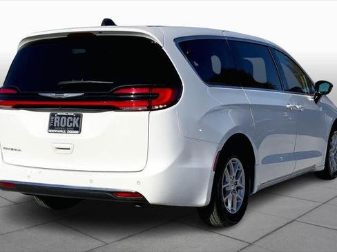 Certified 2024 Chrysler Pacifica Touring-L image 12