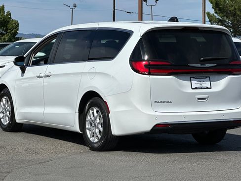 Used 2023 Chrysler Pacifica Touring-L FWD image 6