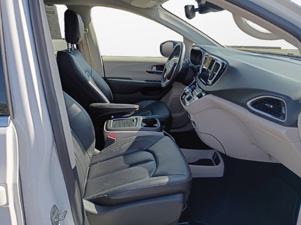 Used 2024 Chrysler Pacifica Touring-L FWD image 17