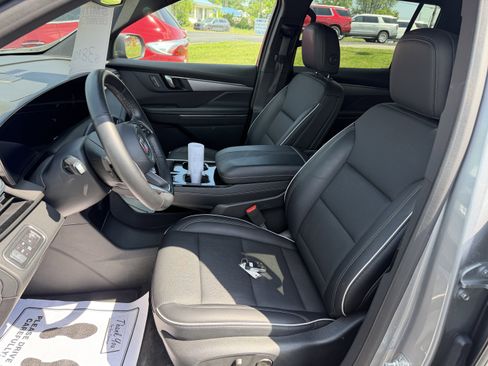 Used 2025 Buick Enclave Preferred AWD/4WD image 9