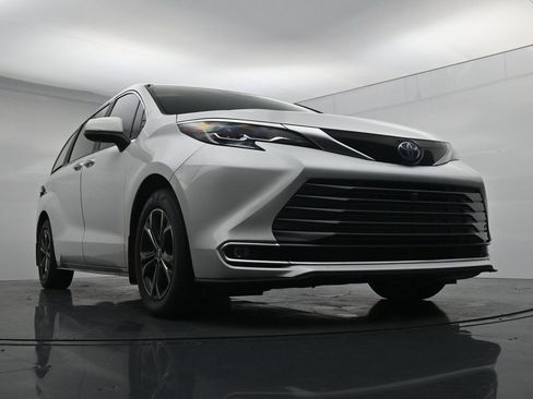 Used 2025 Toyota Sienna Platinum AWD/4WD image 18