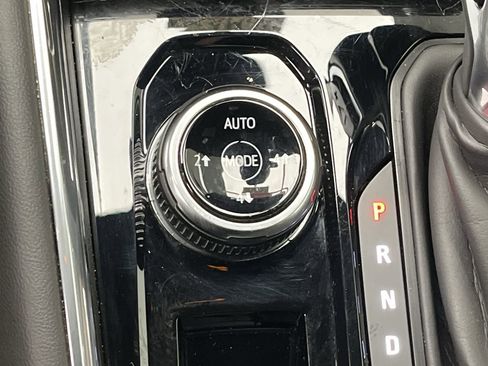 Used 2024 GMC Canyon AT4 w/ Technology Package image 16