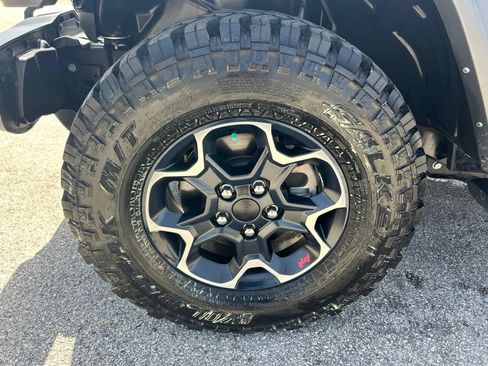 Used 2024 Jeep Gladiator Sport AWD/4WD image 17