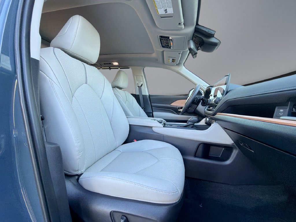 Used 2025 Toyota Grand Highlander AWD image 16