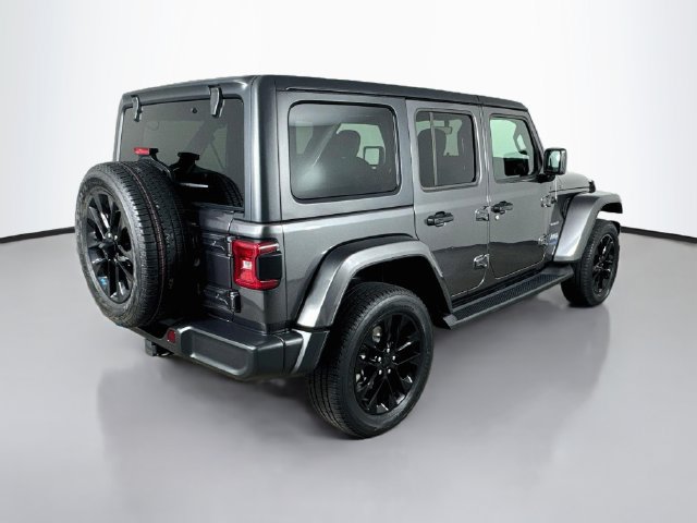 Used 2022 Jeep Wrangler Unlimited Sahara w/ Cold Weather Group AWD/4WD image 7