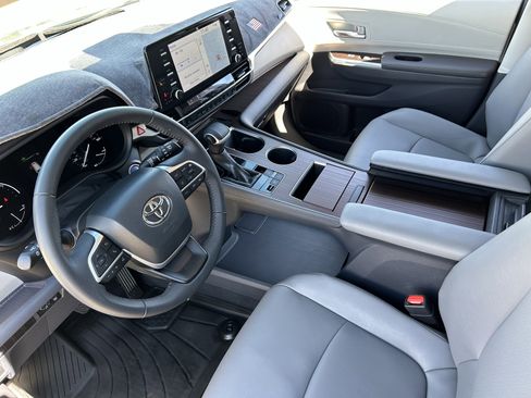 Used 2023 Toyota Sienna XLE w/ XLE Plus Package image 21