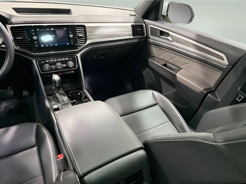 Used 2023 Volkswagen Atlas Cross Sport SE w/ Panoramic Sunroof Package FWD image 28