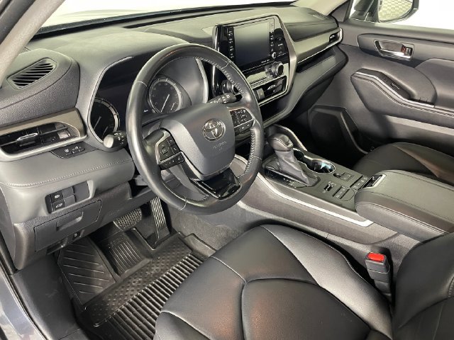 Used 2020 Toyota Highlander XLE AWD/4WD image 3