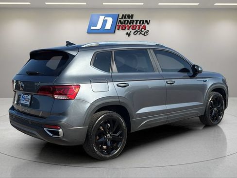 Used 2023 Volkswagen Taos SE w/ Panoramic Sunroof Package FWD image 5