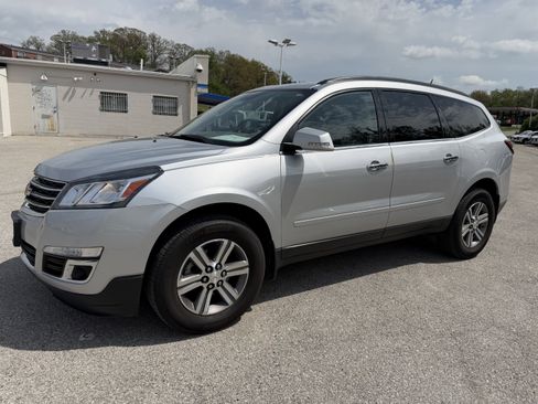 Used 2017 Chevrolet Traverse LT image 3