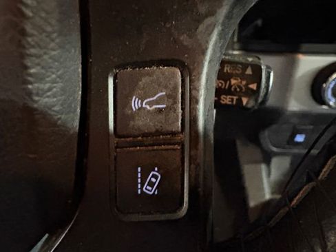 Used 2018 Toyota Tacoma SR image 8