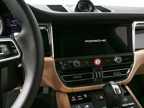 Certified 2025 Porsche Macan image 13