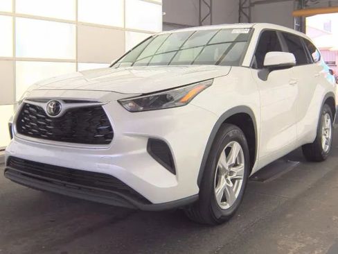 Used 2023 Toyota Highlander L FWD image 1