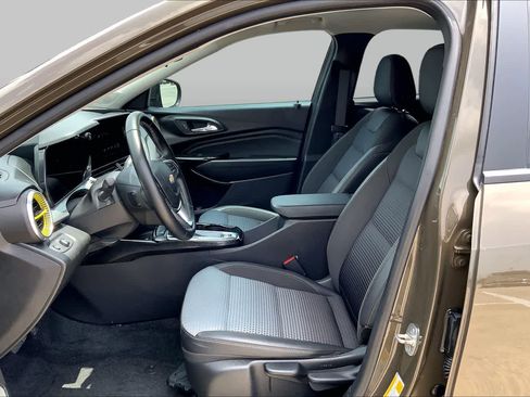 Certified 2024 Chevrolet Trax LT w/ Sunroof Package FWD image 8