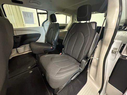 Used 2022 Chrysler Voyager LX image 26