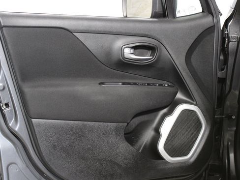 Used 2019 Jeep Renegade Latitude w/ Popular Equipment Group FWD image 23