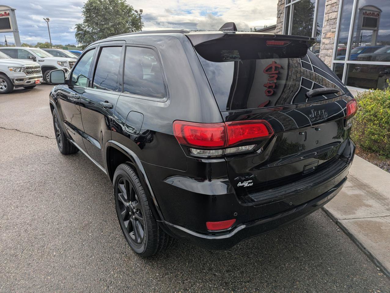 Used 2017 Jeep Grand Cherokee Altitude AWD/4WD image 3