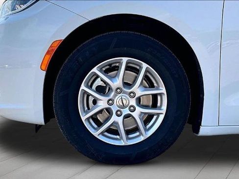 Used 2023 Chrysler Pacifica Touring-L FWD image 9