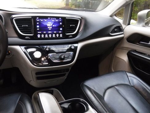 Used 2017 Chrysler Pacifica Touring-L image 18