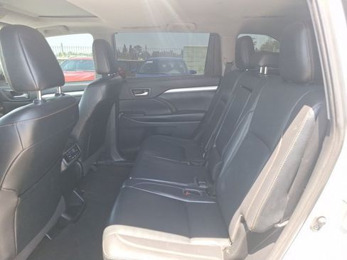 Used 2019 Toyota Highlander XLE w/ Carpet Mat Package (TMS) FWD image 15