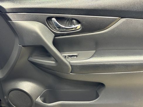 Used 2018 Nissan Rogue SV AWD/4WD image 32