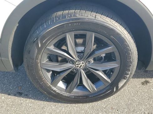 Certified 2024 Volkswagen Tiguan SE w/ Panoramic Sunroof Package image 5