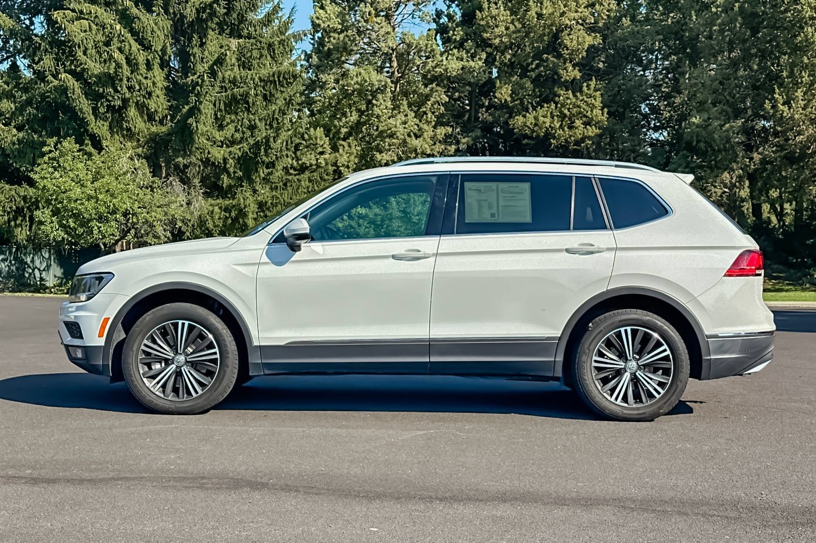 Used 2019 Volkswagen Tiguan SEL w/ 3rd Row Seat Package AWD/4WD image 8