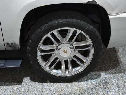 Used 2011 Cadillac Escalade ESV Premium image 16