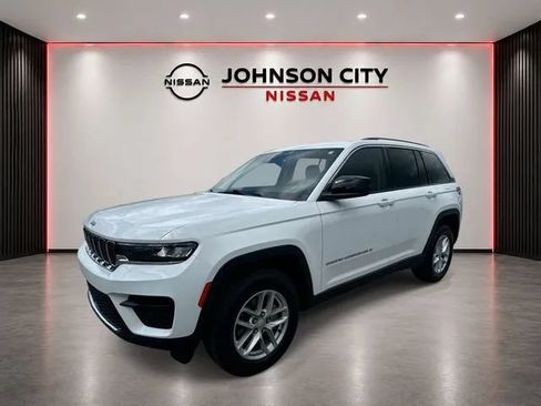 Used 2023 Jeep Grand Cherokee Laredo w/ Trailer Tow Prep Group (B) AWD/4WD image 9