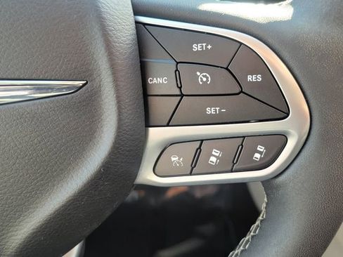 Used 2022 Chrysler Pacifica Touring-L image 18