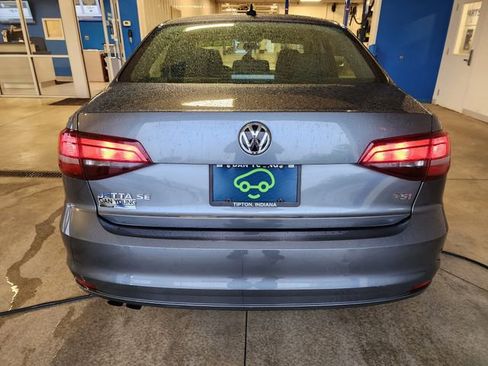 Used 2017 Volkswagen Jetta SE FWD image 3
