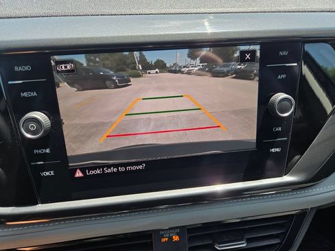 Used 2022 Volkswagen Taos SEL w/ Panoramic Sunroof Package FWD image 16
