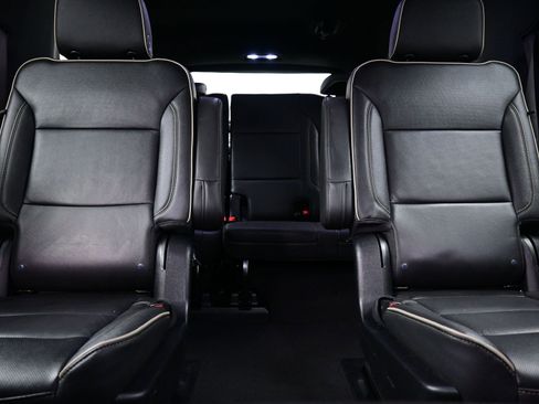 Used 2023 Chevrolet Suburban Premier image 17