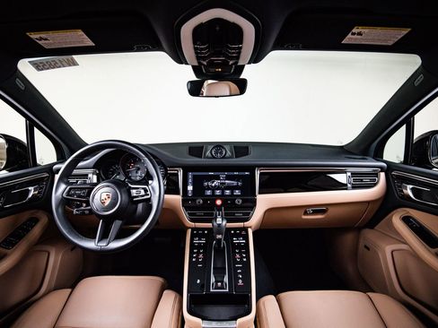 Certified 2025 Porsche Macan AWD/4WD image 25