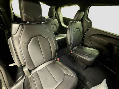 New 2026 Chrysler Pacifica Select image 26