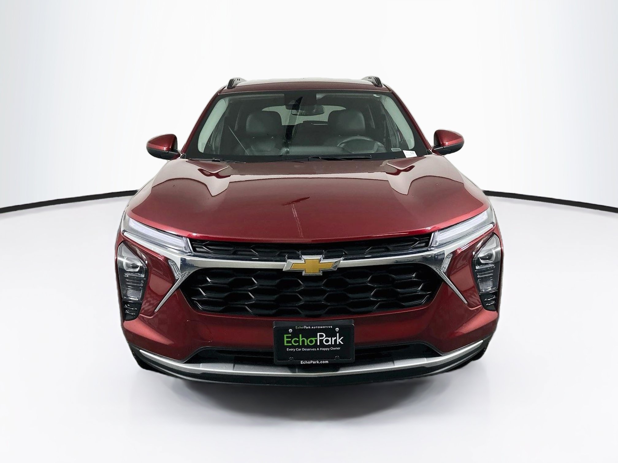 Used 2025 Chevrolet Trax LT FWD image 2
