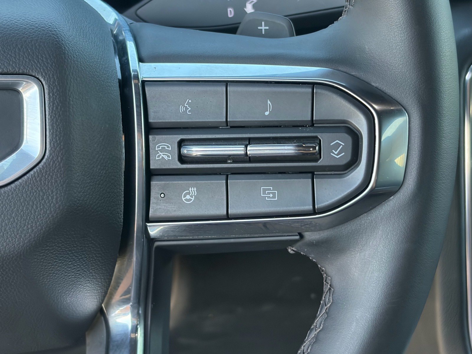 Used 2025 GMC Yukon Denali RWD image 16