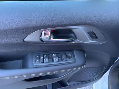 New 2026 Chrysler Pacifica Select image 11